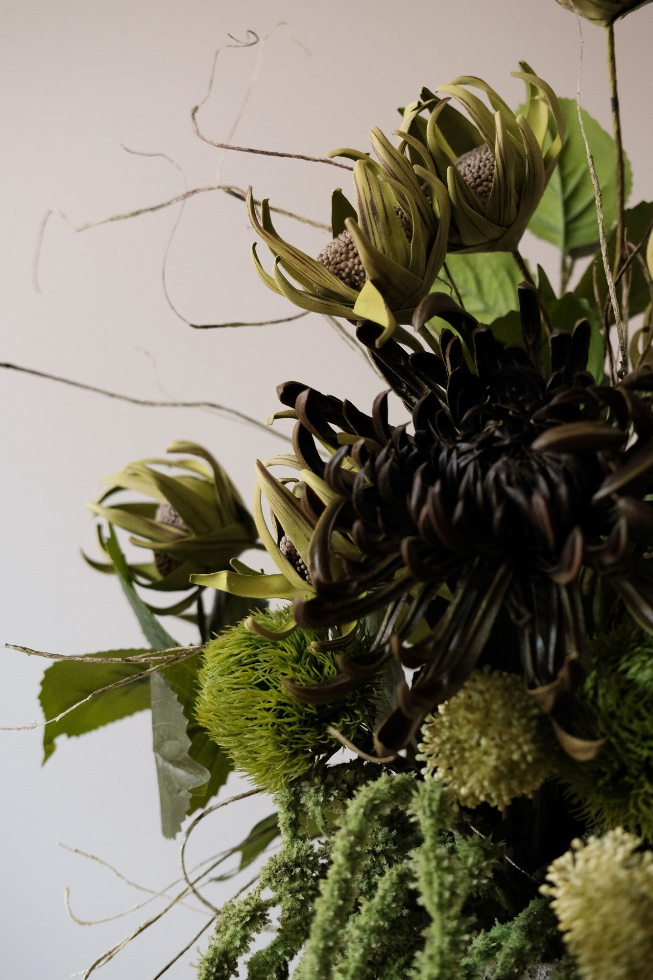 Forest Form – protea, king krizantém és Green Trick szegfű oldalnézetből